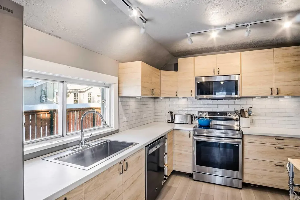 4915 52 Avenue Eckville AB T0M 0X0