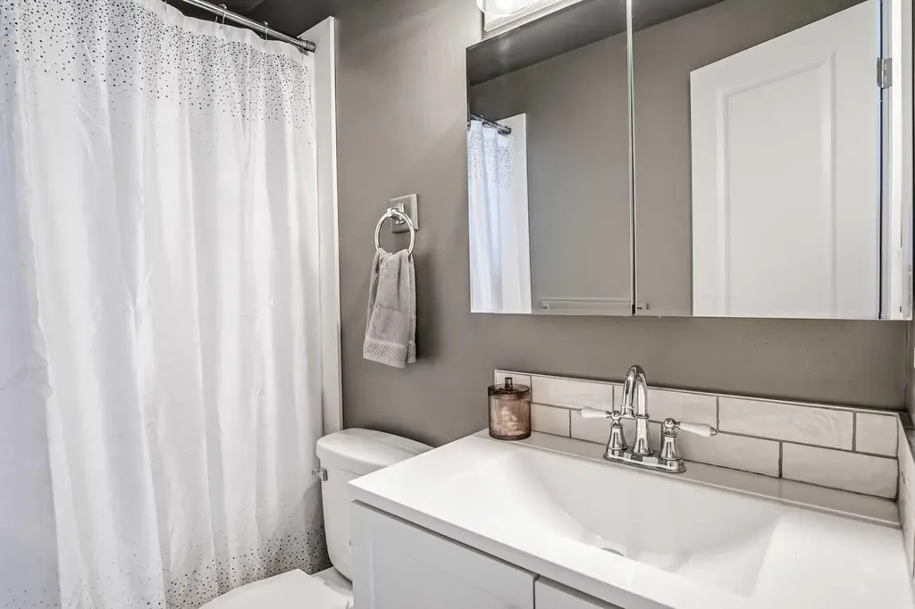 4915 52 Avenue Eckville AB T0M 0X0