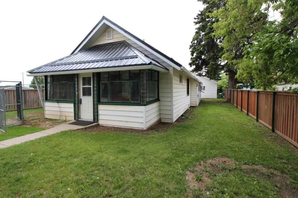4915 52 Avenue Eckville AB T0M 0X0