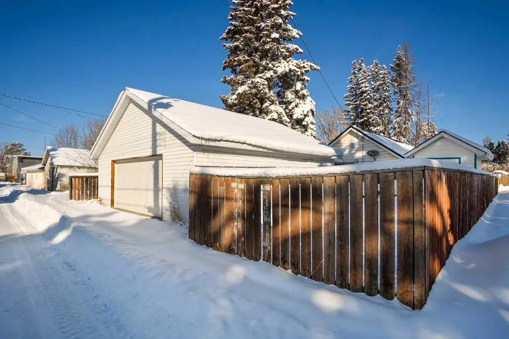 4915 52 Avenue Eckville AB T0M 0X0