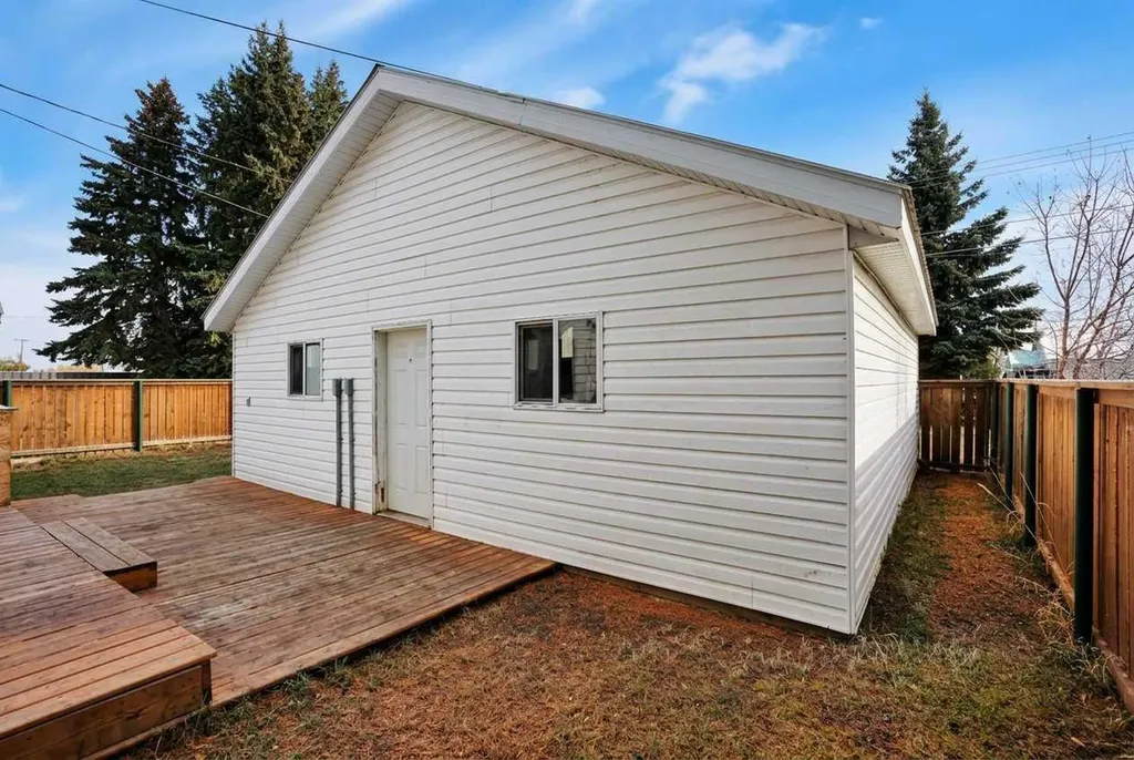 4915 52 Avenue Eckville AB T0M 0X0
