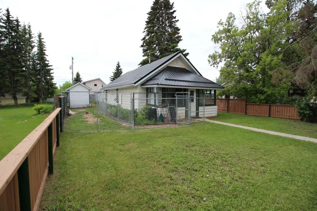 4915 52 Avenue Eckville AB T0M 0X0