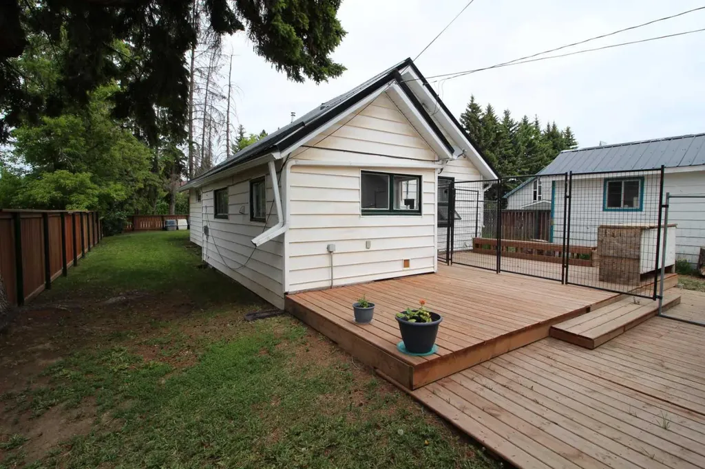 4915 52 Avenue Eckville AB T0M 0X0