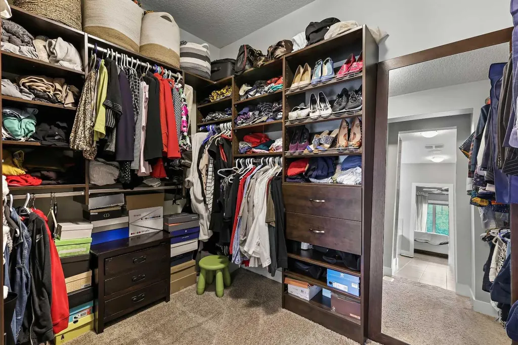 22 Wendham Place SW Calgary AB T3H 0R6