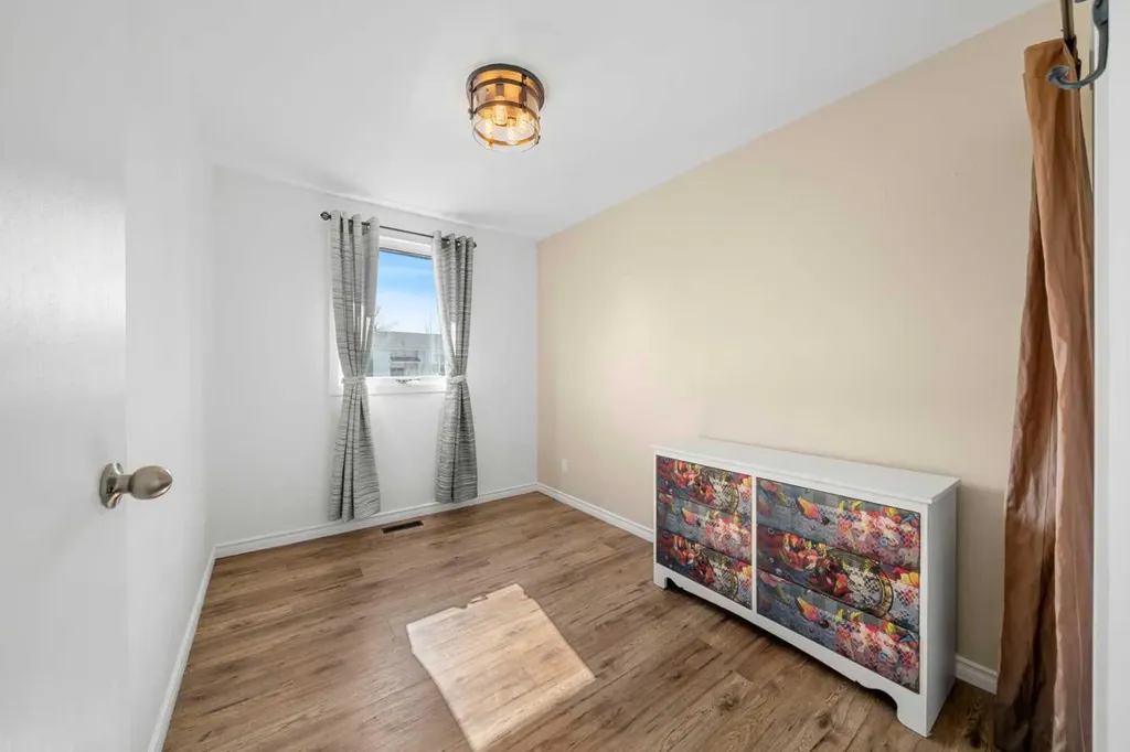 1312 10 Avenue SE High River AB T1V 1L4