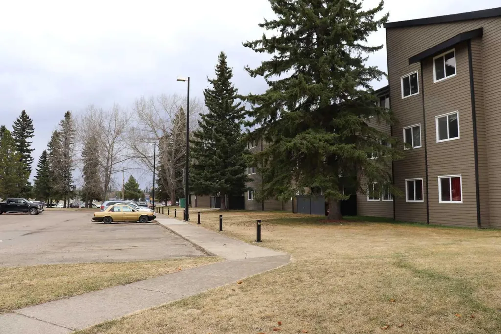5611 9 Avenue Edson AB T7E 1R5