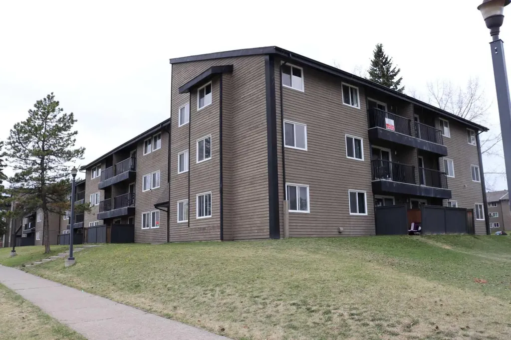 5611 9 Avenue Edson AB T7E 1R5