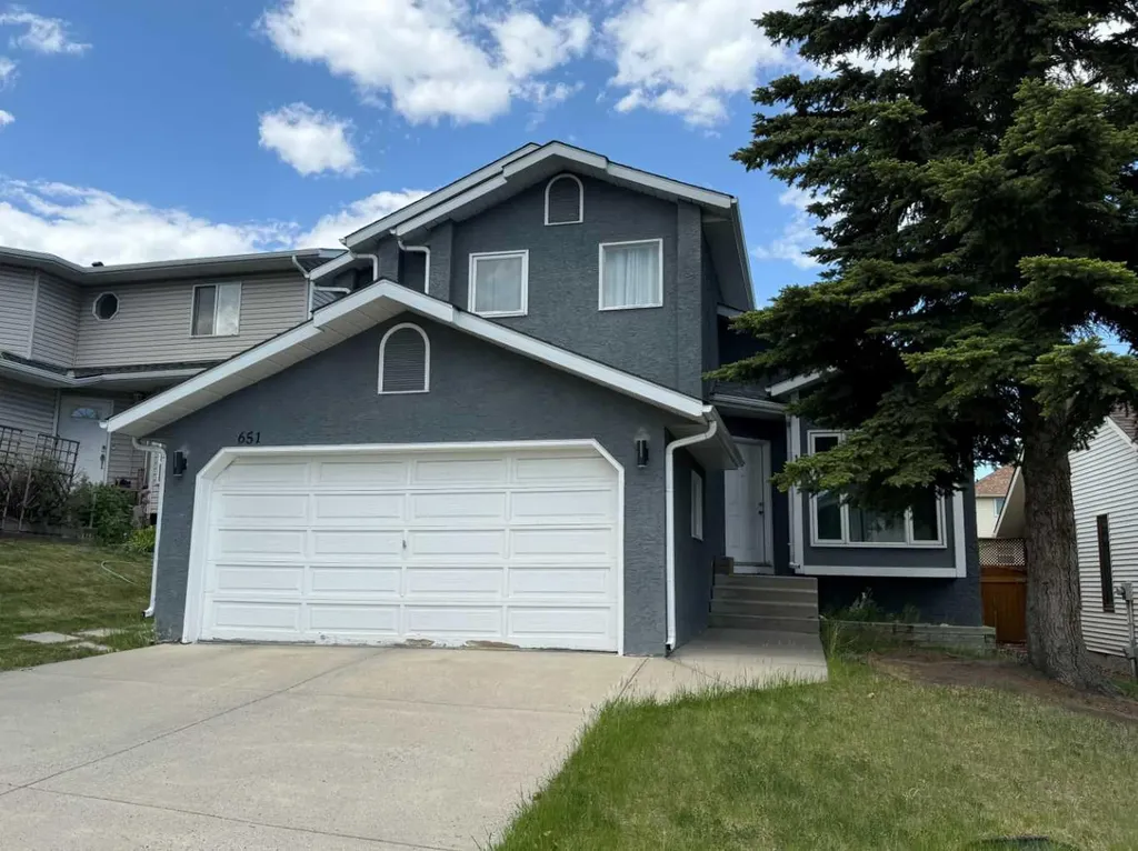 651 Macewan Drive NW Calgary AB T3K 3R1