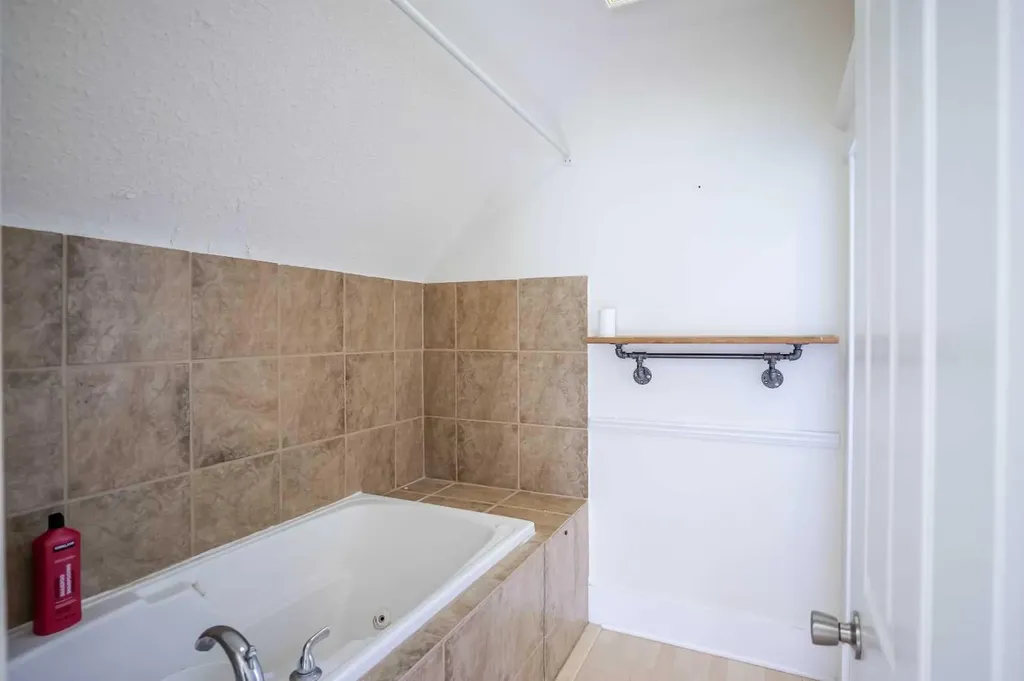 434 Memorial Drive NW Calgary AB T2N 3C3