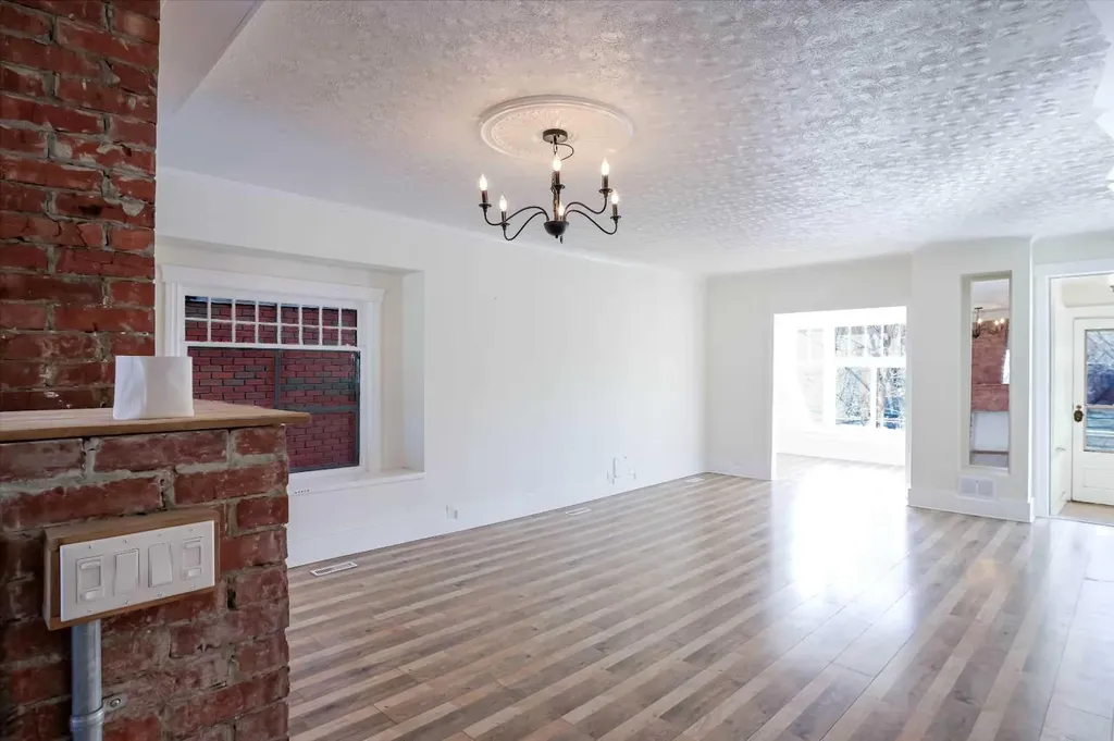 434 Memorial Drive NW Calgary AB T2N 3C3