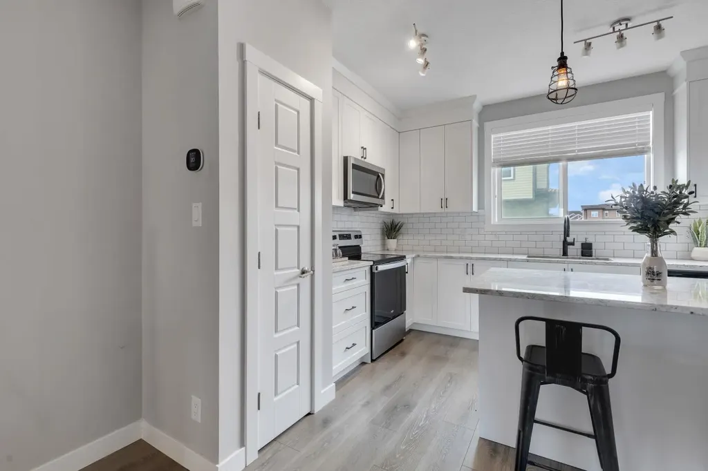 11 Sage Bluff Gate NW Calgary AB T3R 1T5