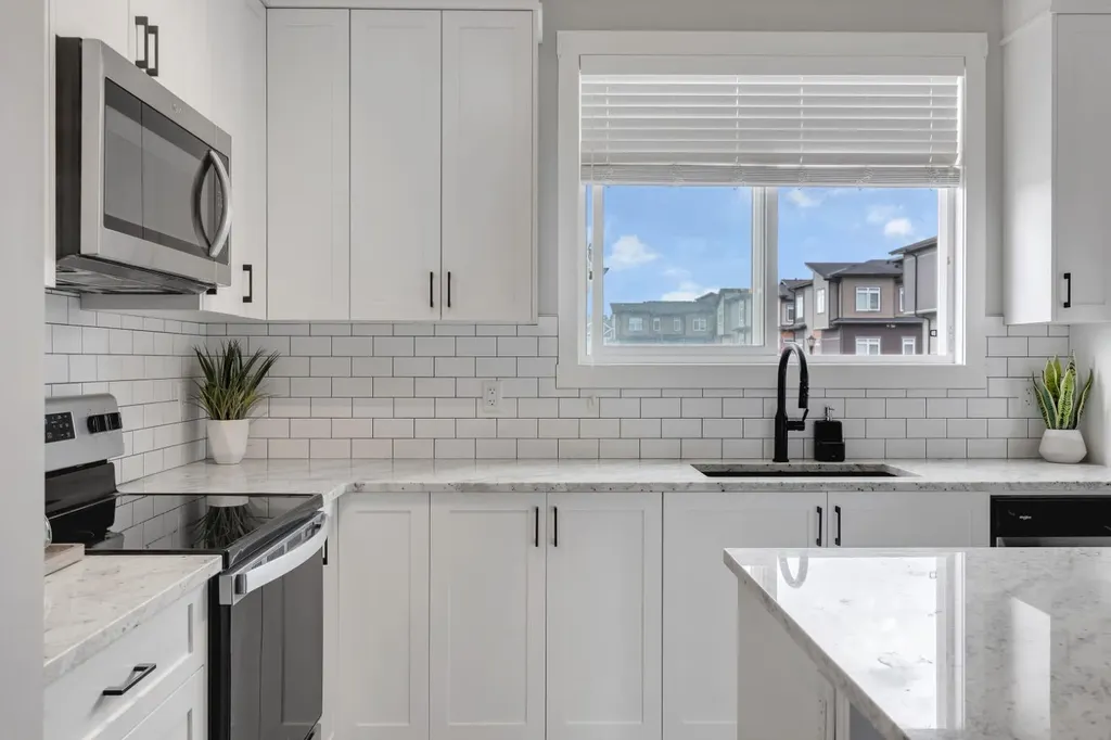 11 Sage Bluff Gate NW Calgary AB T3R 1T5