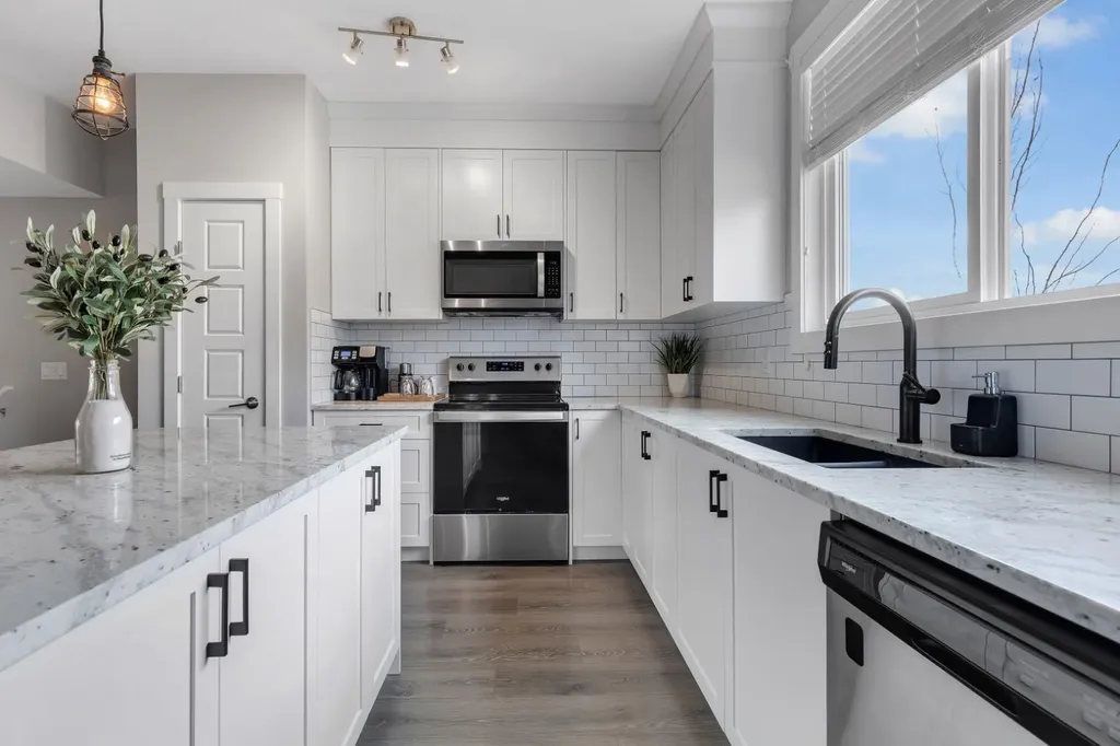 11 Sage Bluff Gate NW Calgary AB T3R 1T5