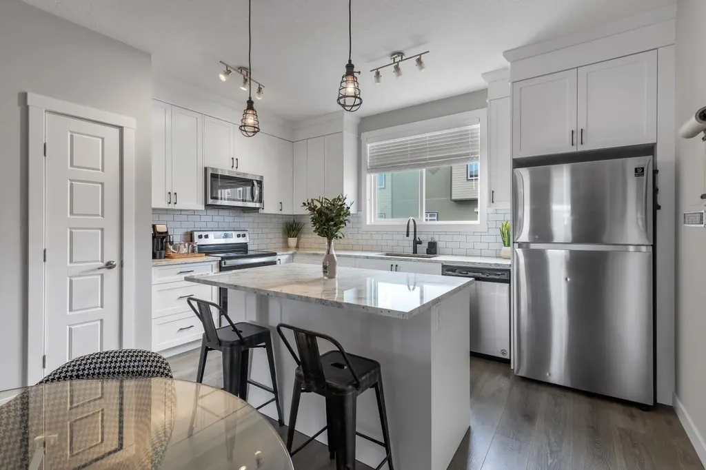 11 Sage Bluff Gate NW Calgary AB T3R 1T5