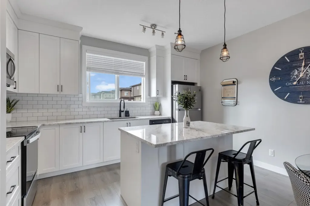 11 Sage Bluff Gate NW Calgary AB T3R 1T5