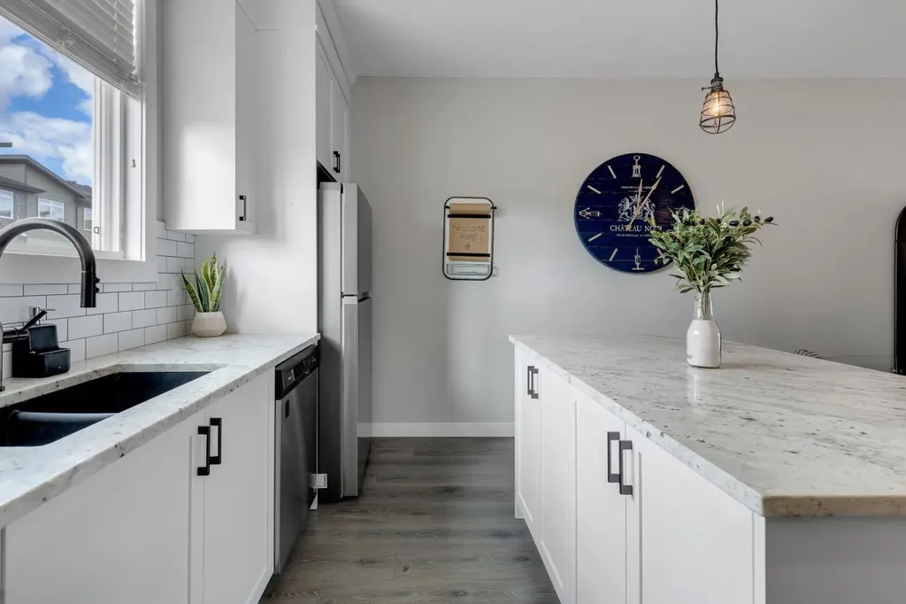 11 Sage Bluff Gate NW Calgary AB T3R 1T5