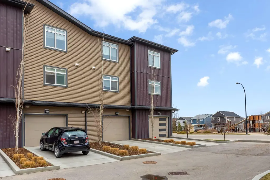 11 Sage Bluff Gate NW Calgary AB T3R 1T5