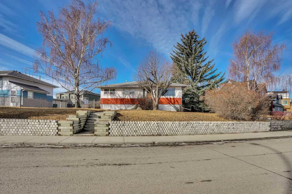 931 Robert Road NE Calgary AB t2e5n1