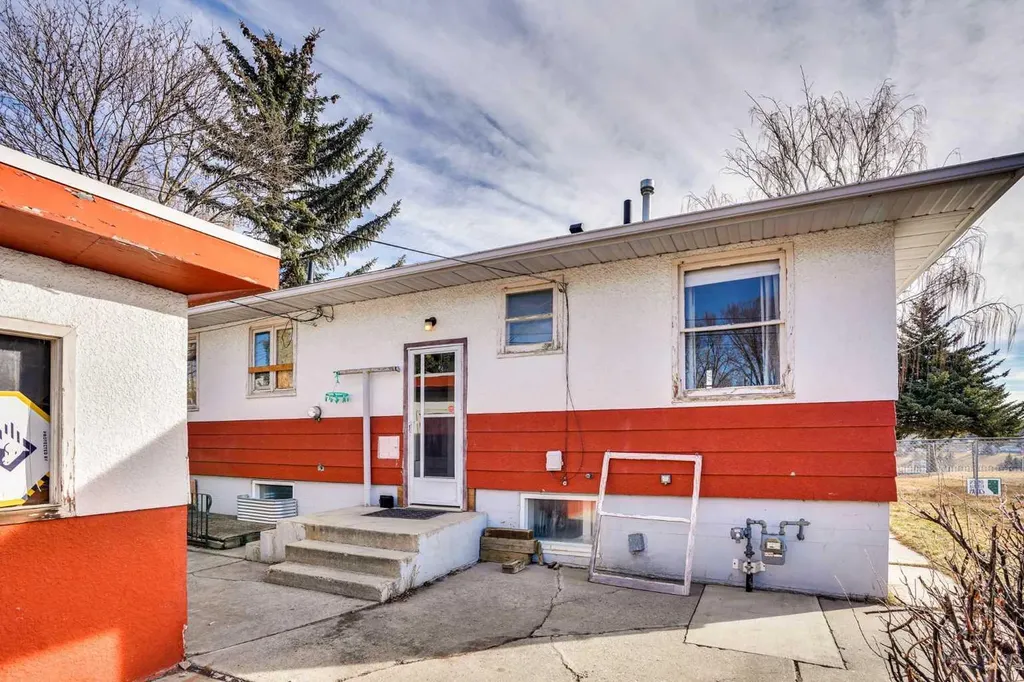 931 Robert Road NE Calgary AB t2e5n1