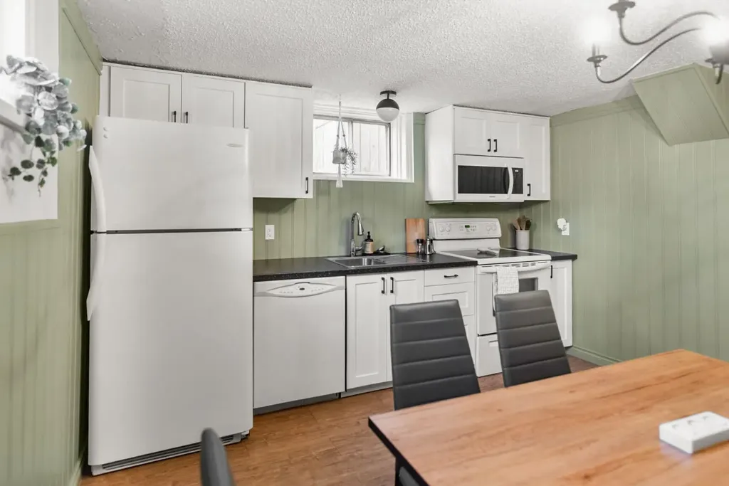 232 21 Avenue NE Calgary AB T2E1S4