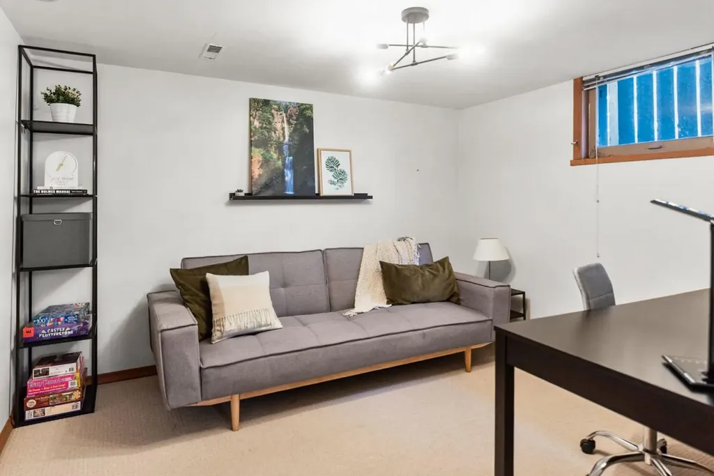 232 21 Avenue NE Calgary AB T2E1S4