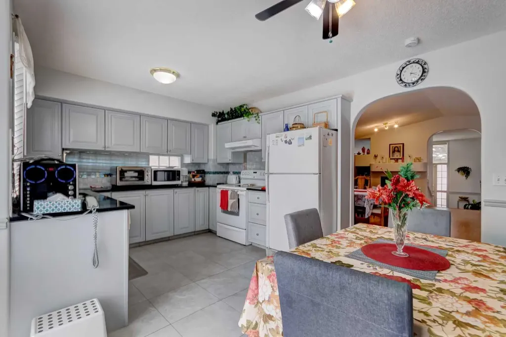 38 Millbank Hill SW Calgary AB T2Y 2Y9