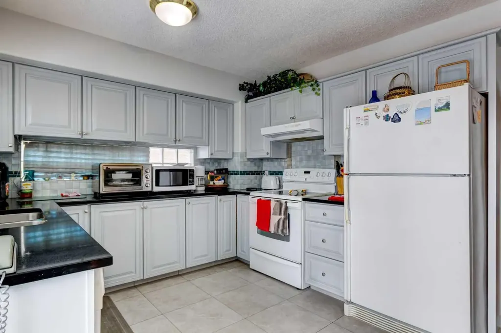 38 Millbank Hill SW Calgary AB T2Y 2Y9