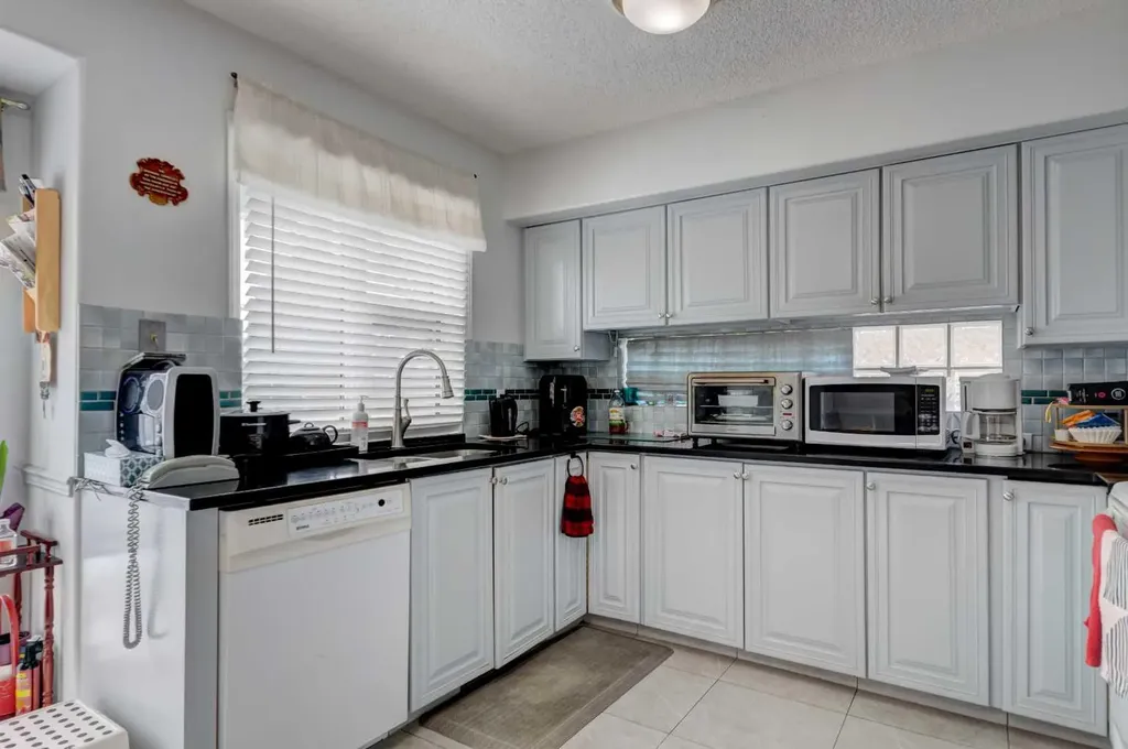 38 Millbank Hill SW Calgary AB T2Y 2Y9