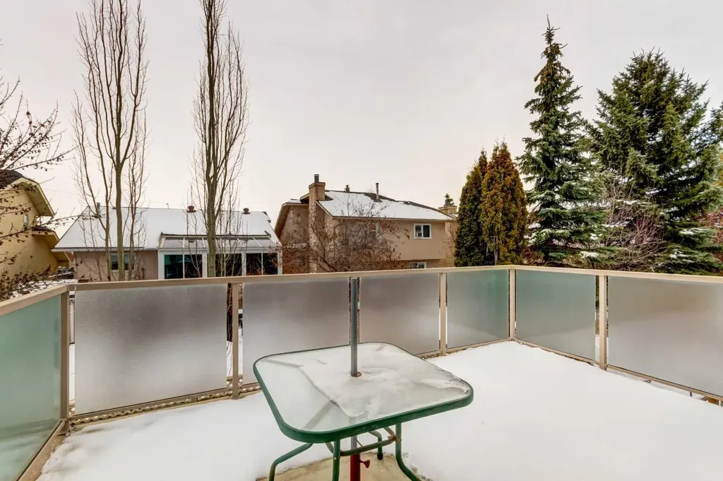 38 Millbank Hill SW Calgary AB T2Y 2Y9