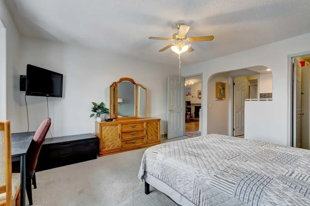 38 Millbank Hill SW Calgary AB T2Y 2Y9
