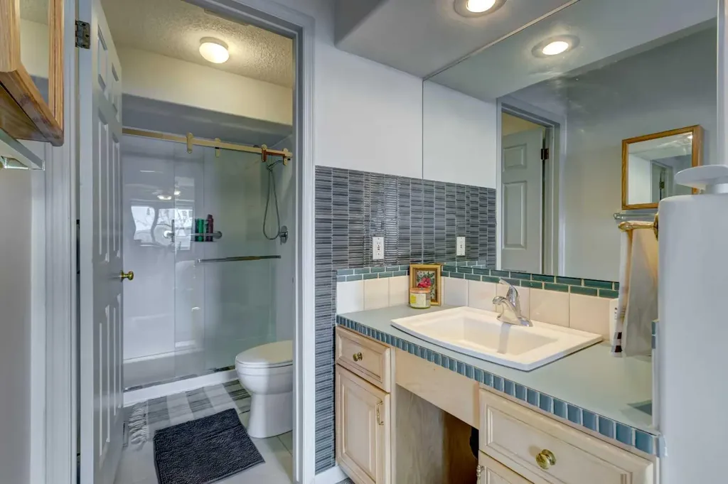 38 Millbank Hill SW Calgary AB T2Y 2Y9