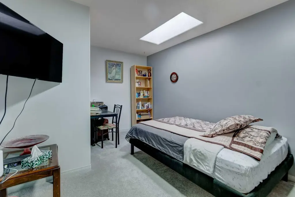 38 Millbank Hill SW Calgary AB T2Y 2Y9