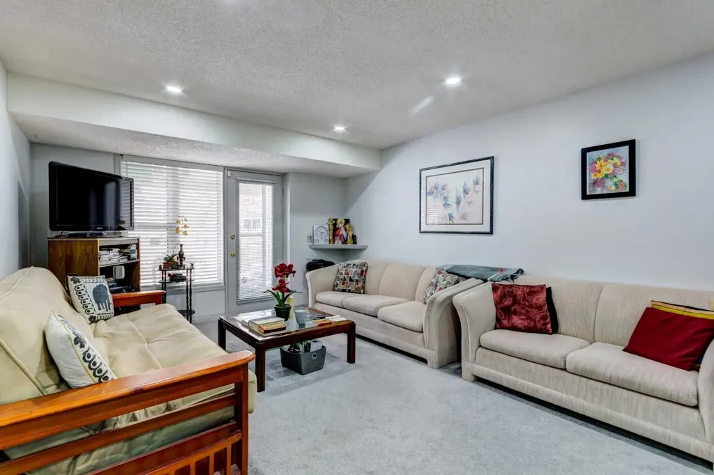 38 Millbank Hill SW Calgary AB T2Y 2Y9