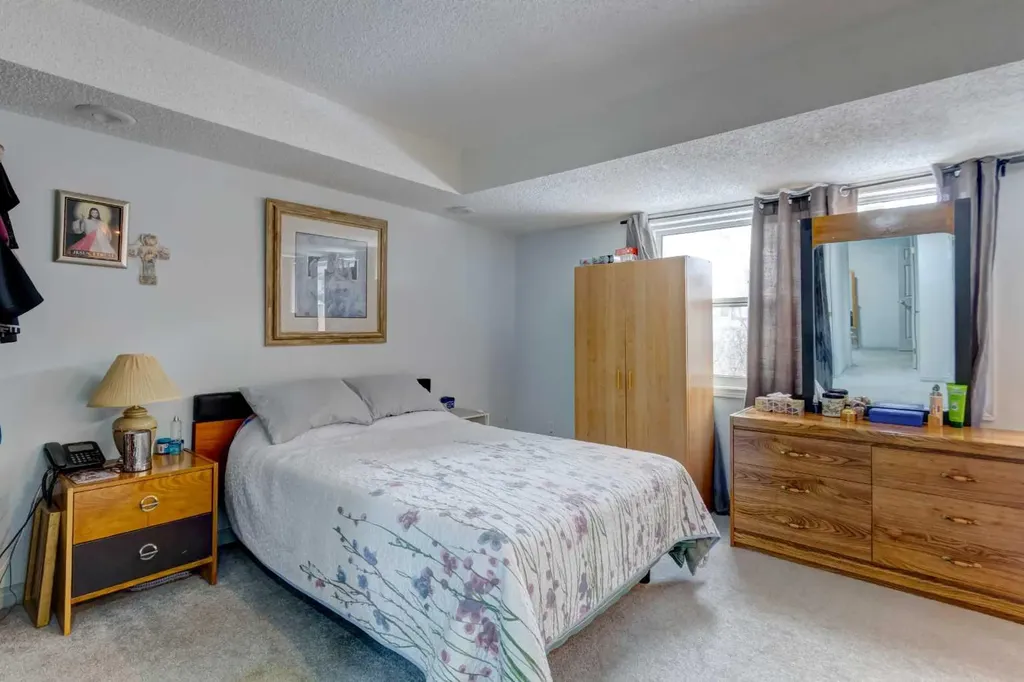 38 Millbank Hill SW Calgary AB T2Y 2Y9