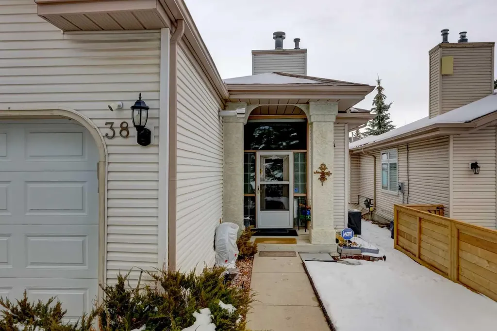 38 Millbank Hill SW Calgary AB T2Y 2Y9