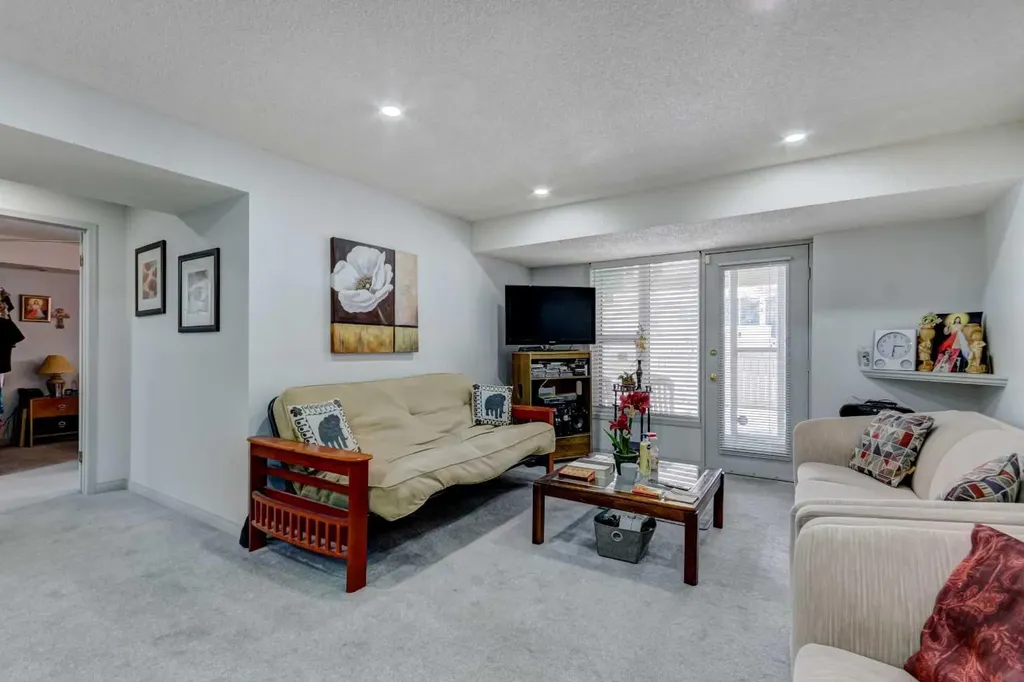 38 Millbank Hill SW Calgary AB T2Y 2Y9