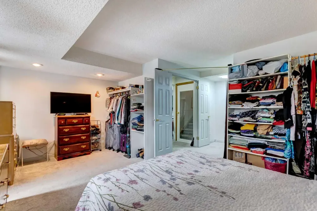 38 Millbank Hill SW Calgary AB T2Y 2Y9