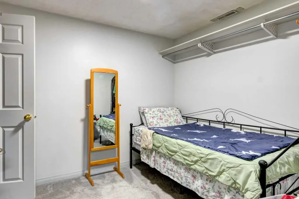 38 Millbank Hill SW Calgary AB T2Y 2Y9