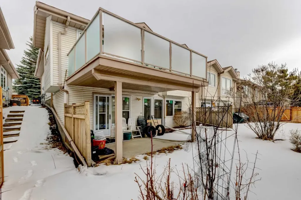38 Millbank Hill SW Calgary AB T2Y 2Y9
