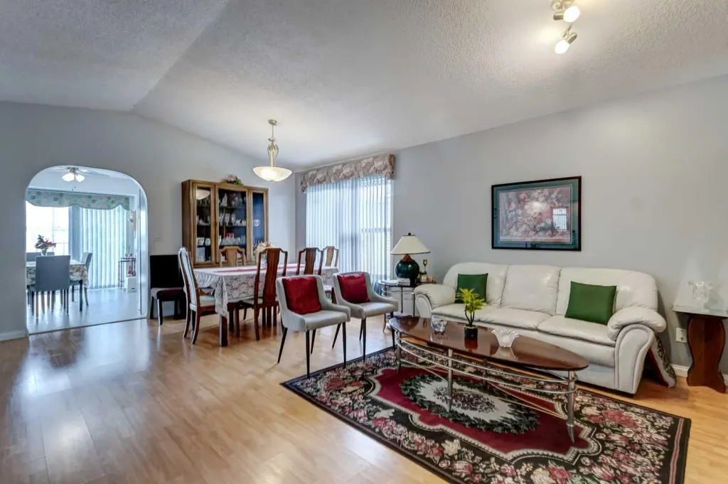 38 Millbank Hill SW Calgary AB T2Y 2Y9
