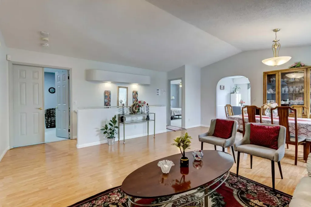 38 Millbank Hill SW Calgary AB T2Y 2Y9