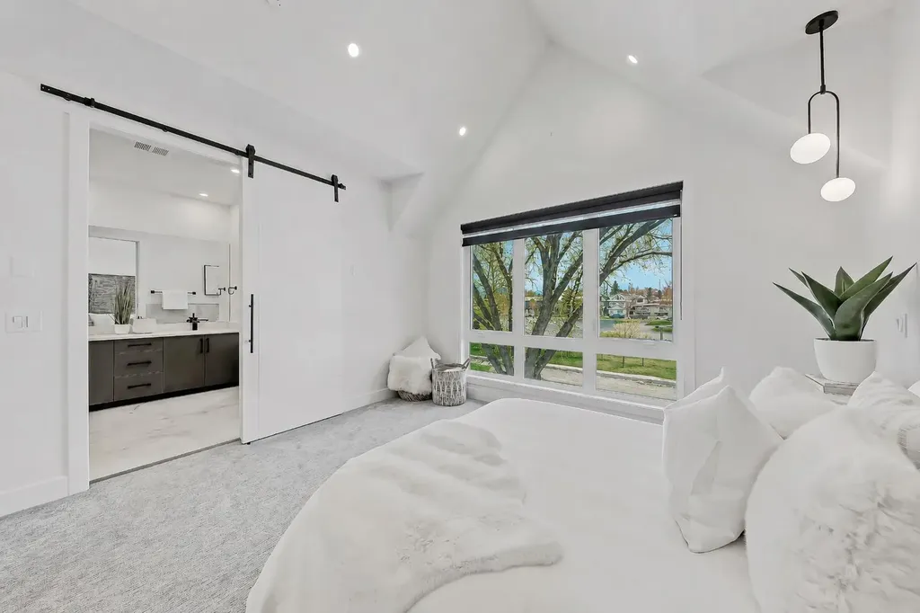 523 55 Avenue SW Calgary AB T2V 0E9