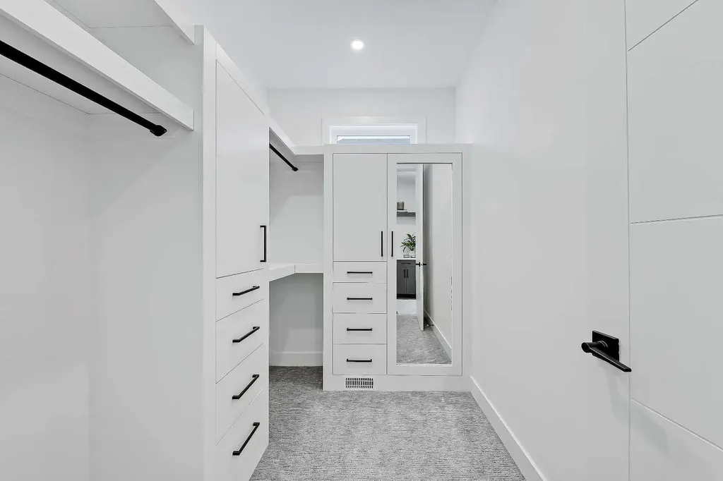 523 55 Avenue SW Calgary AB T2V 0E9