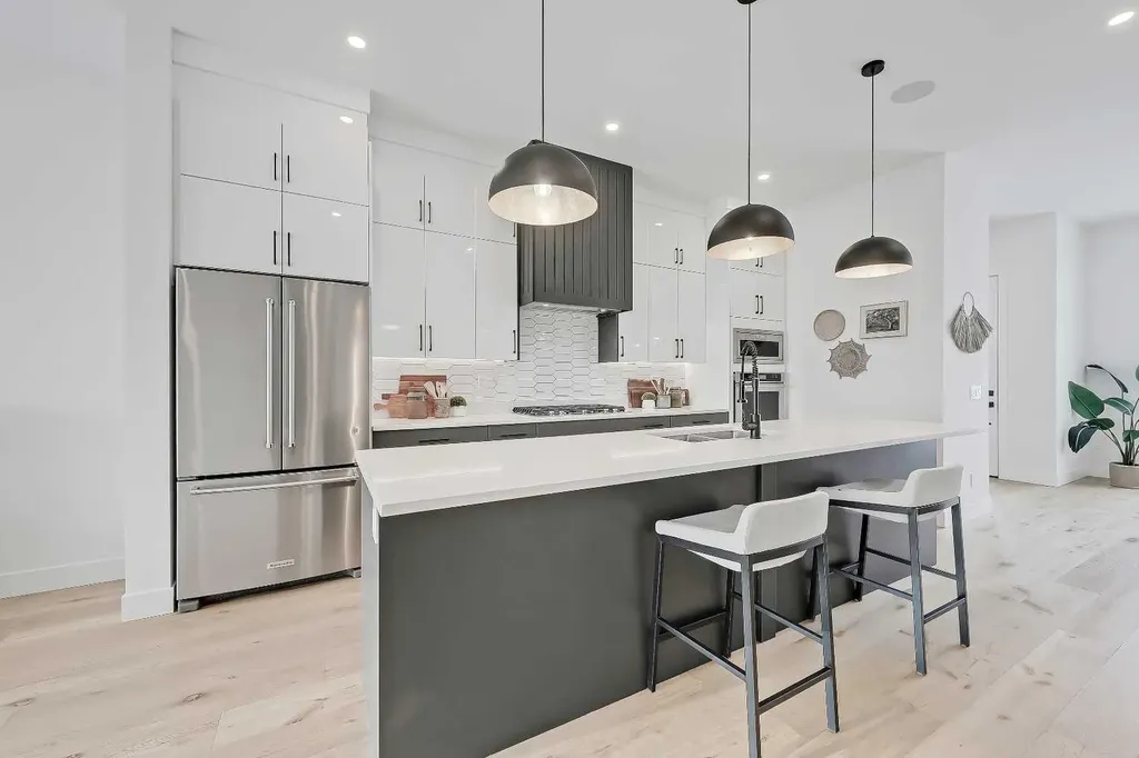 523 55 Avenue SW Calgary AB T2V 0E9