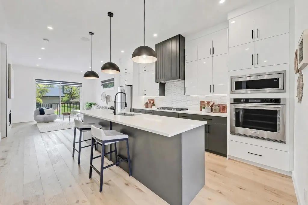 523 55 Avenue SW Calgary AB T2V 0E9