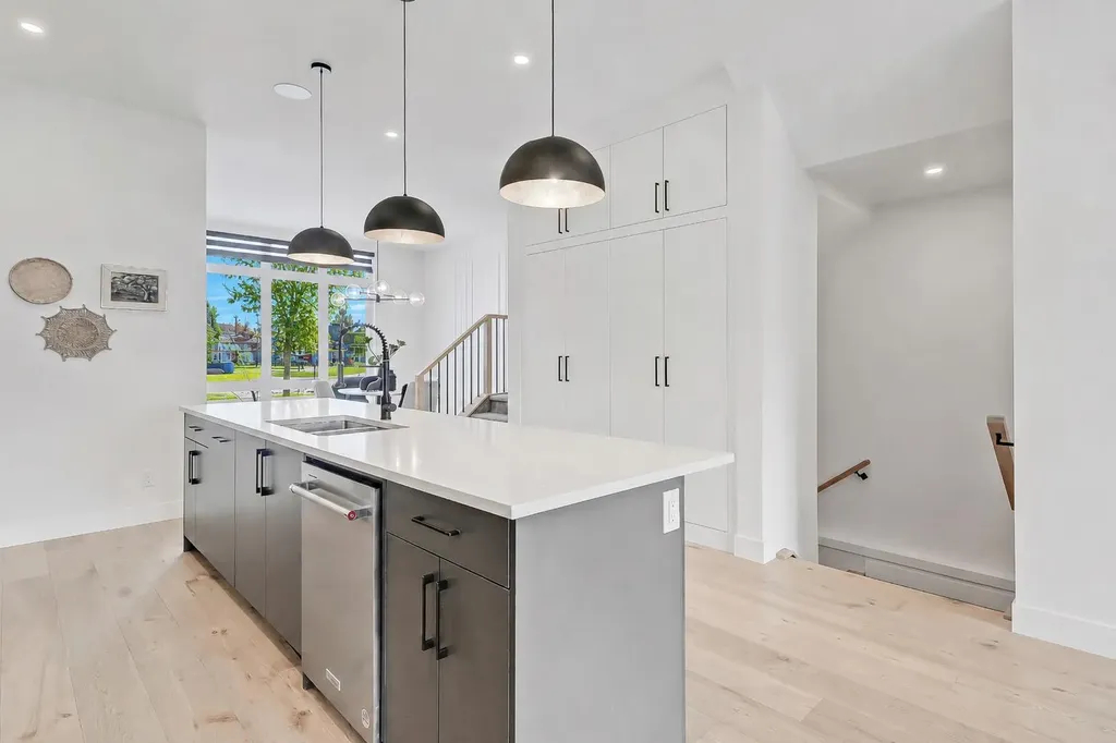 523 55 Avenue SW Calgary AB T2V 0E9