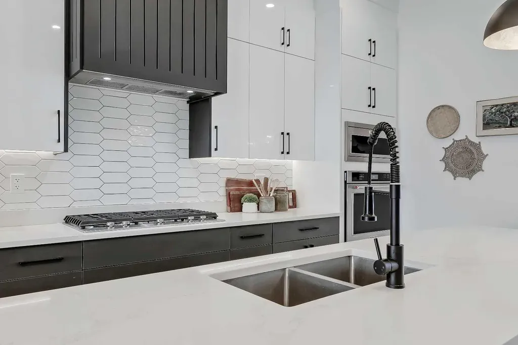 523 55 Avenue SW Calgary AB T2V 0E9