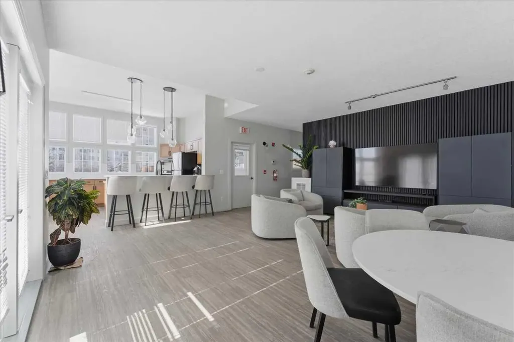 30 Royal Oak Plaza NW Calgary AB T3G 0C1
