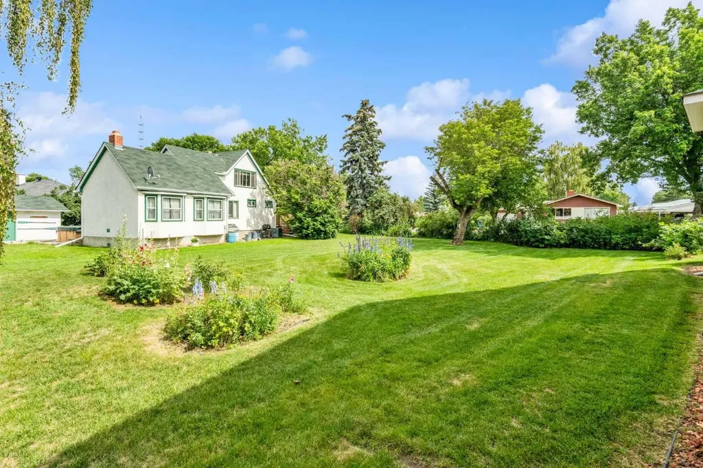 2504 19 Street Nanton AB T0L 1R0