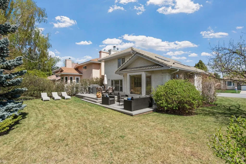 212 Sirocco Place SW Calgary AB T3H 2N3